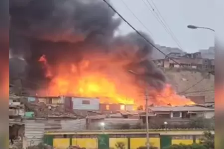 Gigantesco incendio se registra en Pamplona Alta en San Juan de Miraflores.