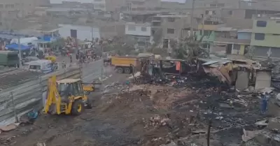 Inician remocin de escombros en San Juan de Miraflores.