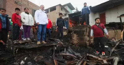 Entregarn bonos a familias que perdieron sus viviendas en incendio de SJM.