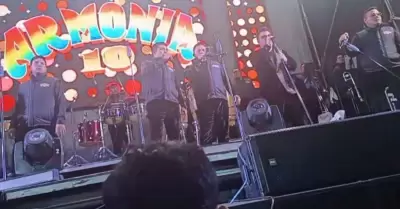 Integrantes de Armonía 10 con chalecos antibalas.