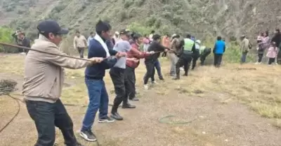 Personas atendiendo al vehculo que cay al ro Mantaro, en Huancavelica.