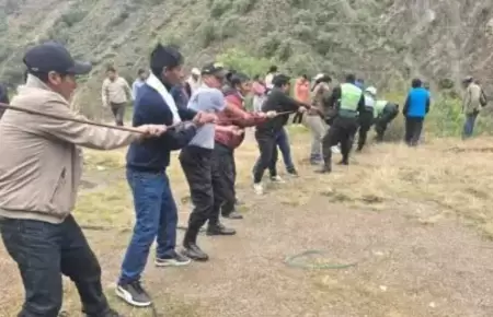 Personas atendiendo al vehculo que cay al ro Mantaro, en Huancavelica.