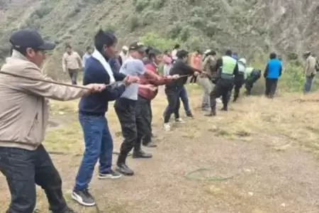 Personas atendiendo al vehculo que cay al ro Mantaro, en Huancavelica.