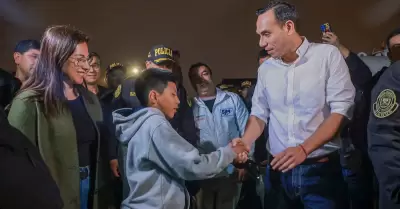 Niño conmovió a Jerí en campamento de damnificados por incendio en SJM