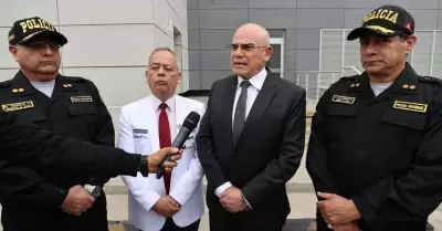 Primer ministro visitó a policías heridos tras protestas.