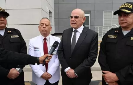 Primer ministro visit a policas heridos tras protestas.