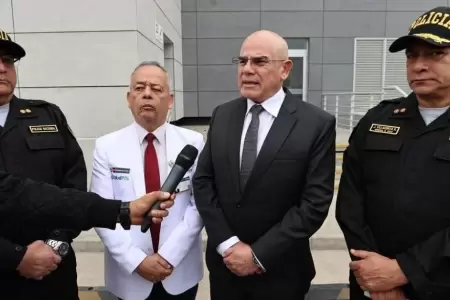 Primer ministro visit a policas heridos tras protestas.