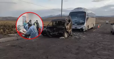 Choque entre minivan y bus deja al menos cinco fallecidos en carretera Juliaca -