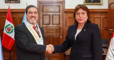 Delia Espinoza se reunión con decano del CAL, Raúl Canelo