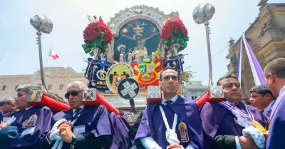 José Jerí rinde homenaje al Señor de los Milagros.