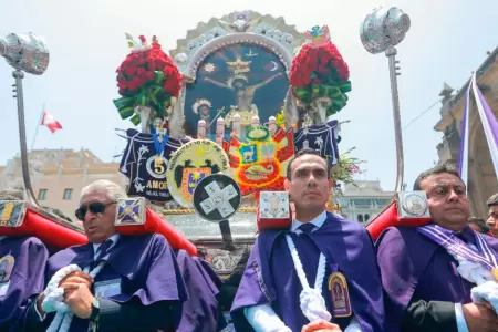 Jos Jer rinde homenaje al Seor de los Milagros.