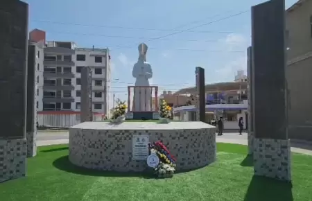 Estatua del Papa Len XIV