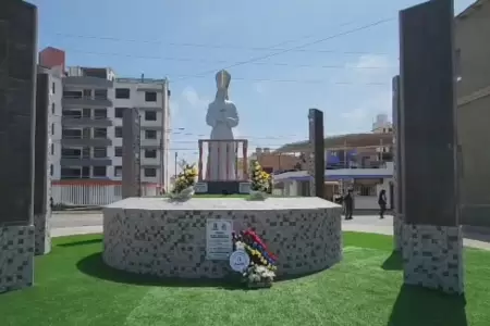 Estatua del Papa Len XIV