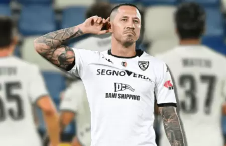 Gianluca Lapadula anot gol con el Spezia, pero su equipo fue derrotado