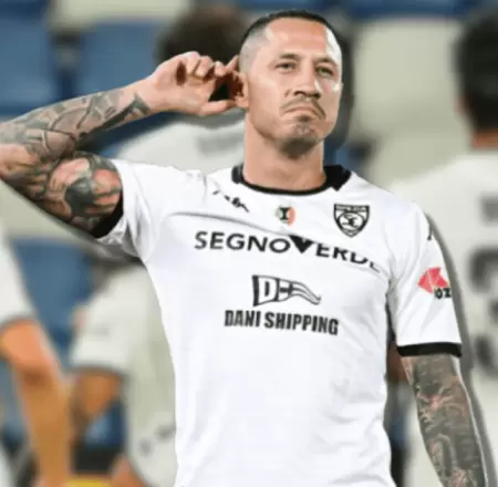 Gianluca Lapadula anot gol con el Spezia, pero su equipo fue derrotado