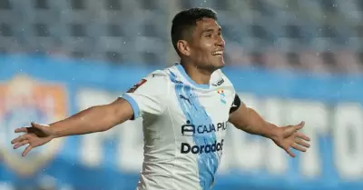 Irven Ávila celebrando el tanto del triunfo de Cristal en Cusco.