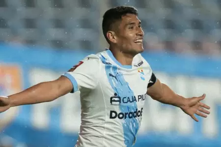 Irven vila celebrando el tanto del triunfo de Cristal en Cusco.