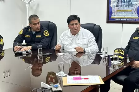 Ministro del Interior, Vicente Tiburcio, durante reunin en la Dirincri.