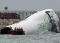 Avin de carga de Emirates se sale de pista y cae al mar en Hong Kong: Dos muertos
