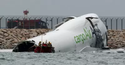 Avión de carga de Emirates se sale de pista y cae al mar en Hong Kong: Dos muert