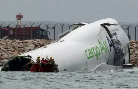 Avin de carga de Emirates se sale de pista y cae al mar en Hong Kong: Dos muert