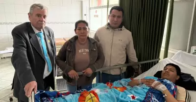 Fernando Rospigliosi junto al suboficial Luis Magallanes y su familia.