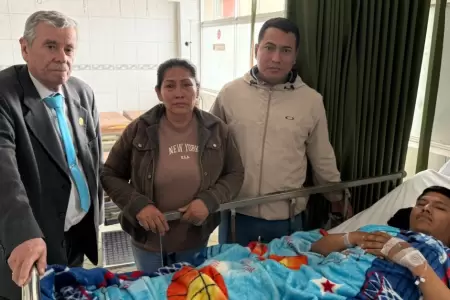 Fernando Rospigliosi junto al suboficial Luis Magallanes y su familia.