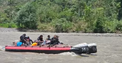 Agentes PNP salvan a dos personas de delincuentes en Puno.
