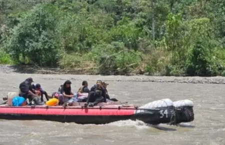 Agentes PNP salvan a dos personas de delincuentes en Puno.