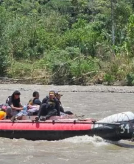 Agentes PNP salvan a dos personas de delincuentes en Puno.