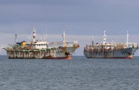 Barcos asiticos en el mar peruano.