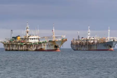 Barcos asiticos en el mar peruano.
