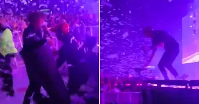 Cantante sufre accidente en pleno concierto.