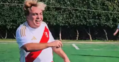 Cristian Castro sorprende en Lima al ponerse la camiseta peruana y jugar fútbol