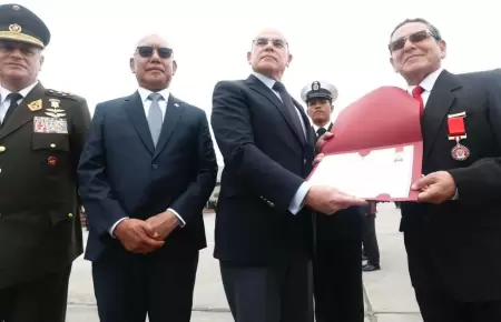 Miembros de las Fuerzas Armadas recibieron medalla "Defensor de la Democracia".