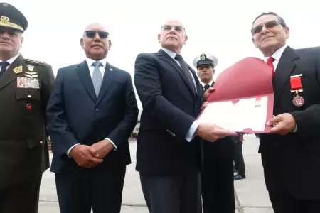 Miembros de las Fuerzas Armadas recibieron medalla "Defensor de la Democracia".