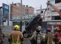 Accidente en Surco: Vehículo quedó suspendido sobre estructura metálica