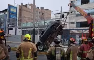 Accidente en Surco: Vehículo quedó suspendido sobre estructura metálica