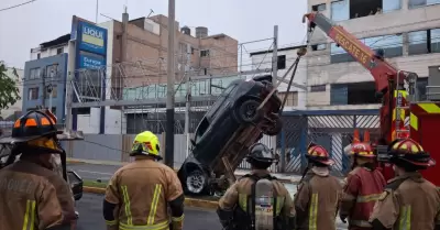 Vehículo queda suspendido sobre barra metálica
