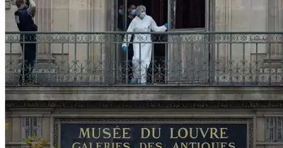 Detienen a sospechoso de robo en Museo Louvre