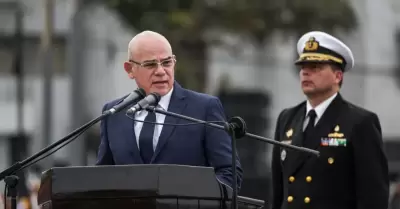Ernesto Álvarez durante su presentación en la Plaza de la Bandera.