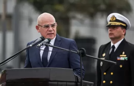 Ernesto Álvarez durante su presentación en la Plaza de la Bandera.