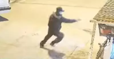 Presunto sicario balea a vecino en bodega de SMP.