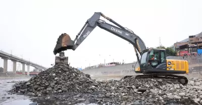 Realizan trabajos de limpieza del río Rímac