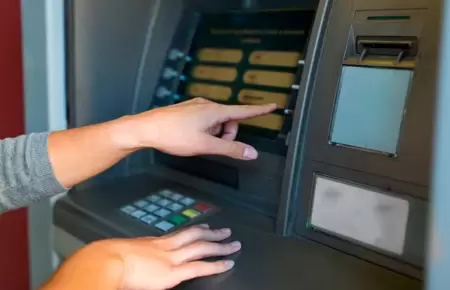 Medidas de seguridad en cajero automático.