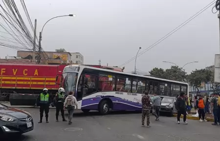 Tren choca con busca y carro pequeños