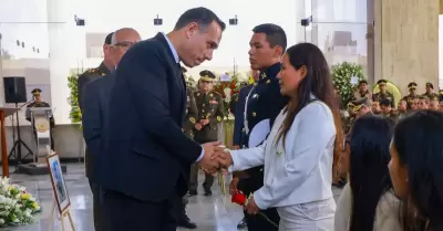 Presidente José Jeri dándole sus condolencias a la viuda del GE Marco Marín.