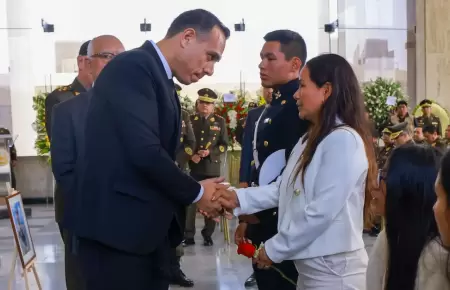 Presidente José Jeri dándole sus condolencias a la viuda del GE Marco Marín.