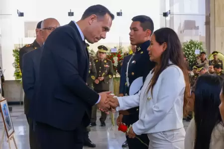 Presidente Jos Jeri dndole sus condolencias a la viuda del GE Marco Marn.