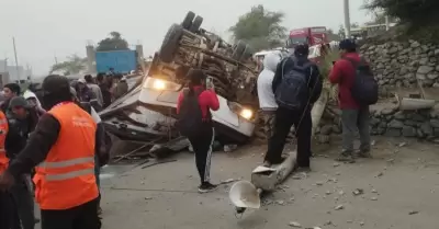 Bus volcado en Ica.